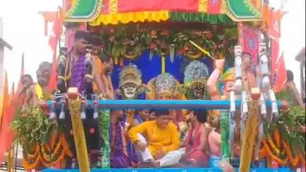 सरायकेला: सरायकेला टाउन हॉल के निकट जगन्नाथ मंदिर से महाप्रभु की रथयात्रा शुरू, पूर्व मुख्यमंत्री चंपई सोरेन भी पहुंचे