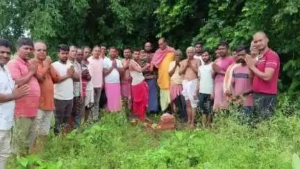 बलियापुर: कोठा बाबा मंदिर निर्माण को लेकर सिंदूरपुर में सोलह आना कमेटी की बैठक की गई