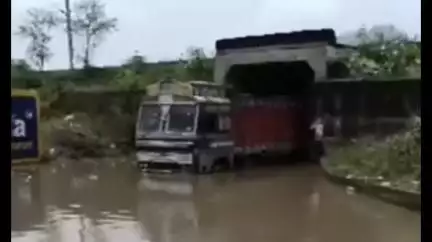 देवसर: रेलवे क्रॉसिंग पर कमर से ऊपर तक भरा पानी, कसर-चितरंगी मार्ग पर आवागमन हुआ बाधित