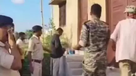 औरंगाबाद: नगर थाने की पुलिस ने ढोल बजाकर छह अभियुक्तों के घर पर चस्पा किया इश्तेहार
