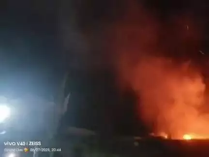 बहादुरगंज: बहादुरगंज प्रखंड के लोहागड़ा मार्केट में आग, आधा दर्जन दुकानें जलकर राख, लाखों का नुकसान