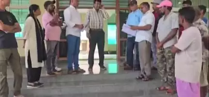 ದಾಂಡೇಲಿ: ದೇವನಹಳ್ಳಿ ಭೂ ಹೋರಾಟಗಾರರ ಮೇಲೆ ಅಮಾನವೀಯ ದೌರ್ಜನ್ಯ ಎಸಗಿದ ಪೊಲೀಸರ ಮೇಲೆ ಸೂಕ್ತ ಕ್ರಮಕ್ಕೆ ಆಗ್ರಹಿಸಿ ಡಿವೈಎಫ್ಐ ಮತ್ತು ಸಿಐಟಿಯುನಿಂದ ಮನವಿ
