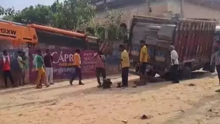 नवलगढ़: नवलगढ़ में अधूरे ड्रेनेज कार्य बन रहे हादसों की वजह, शनि मंदिर के पास लोडिंग वाहन गड्ढे में फंसा