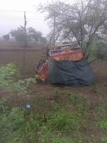 सहसपुर लोहारा: ग्राम पनेका में आम से भरी ट्रक अनियंत्रित होकर खेत में पलटी, कोई हताहत नहीं, बड़ा हादसा टला