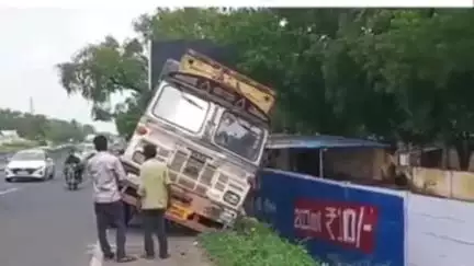 કલોલ સઈજ રોડ પર અકસ્માત ટ્રક રોડ પરથી નિચે ઉતરી ગઈ