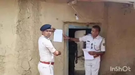 अतरी: भीठरा गांव: 6 वर्षीय बच्चे के हत्यारोपी के घर पुलिस ने चिपकाए इश्तहार