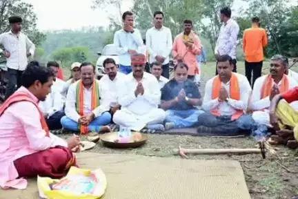 सहसपुर लोहारा: ग्राम कांपा में 51 लाख की लागत से बनने वाले मिनी स्टेडियम का जिला पंचायत अध्यक्ष ने किया भूमिपूजन