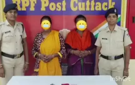 କଟକ ପୌରାଞ୍ଚଳ: ରଥଯାତ୍ରା ପାଇଁ ଟ୍ରେନ୍‌‌ରେ ଯାତ୍ରୀଙ୍କଠାରୁ ଲୁଟ୍‌‌ କରୁଥିବା ବେଳେ ଦୁଇ ବଞ୍ଜାରା ମହିଳା ଶୁକ୍ରବାର  ଆରପିଏଫ କଟକ ଷ୍ଟେସନରୁ ଗିରଫ କରିଛି।