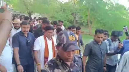 কালীগঞ্জ: মোলান্দীতে নিহত নাবালিকার পরিবারের সঙ্গে সাক্ষাৎ করলেন রাজ্য বিজেপির সভাপতি ও কেন্দ্রীয় প্রতিমন্ত্রী সুকান্ত মজুমদার