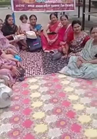 टीकमगढ़: टीकमगढ़ में अग्रवाल महिला महासभा की सदस्य रोज ₹1 जमा कर जरूरतमंद बेटी को देती हैं पुस्तक, कॉपी व बैग