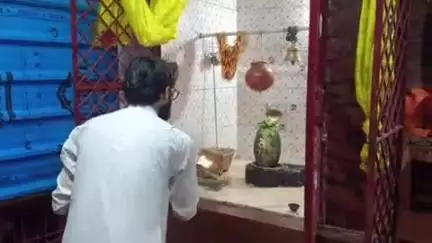 बांधवगढ़: जय स्तंभ चौक स्थित वैष्णो देवी मंदिर में पुजारी जी द्वारा की गई भोलेनाथ की संध्या आरती