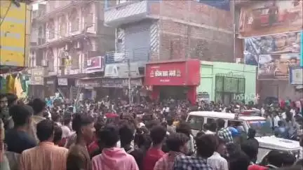 चिरैया: चिरैया थाना क्षेत्र में बाइक और ट्रक की टक्कर में युवक की हुई मौत
