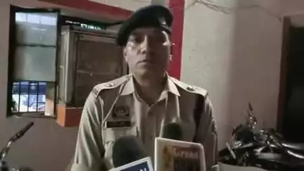 राखी थाना क्षेत्र में लोगों को शराब पीने के लिए प्रयोजन उपलब्ध कराने वाले एक व्यक्ति को पुलिस ने पकड़ा