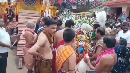 ରାୟଗଡା: ଟିକିରି  ରଥ ଯାତ୍ରାରେ ରଥ ଟାଣିବା ନିମନ୍ତେ ଭକ୍ତଙ୍କ ଭିଡ଼