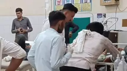 नोखा: पांचू रोड पर पिकअप और बाइक की भिड़ंत में तीन लोग घायल, भेजा गया अस्पताल