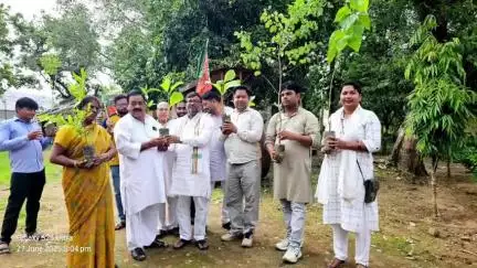 ओबरा: लोक निर्माण विभाग के निरीक्षण भवन परिसर में मां के नाम अभियान के तहत जिलाध्यक्ष ने वितरित किए पौधे