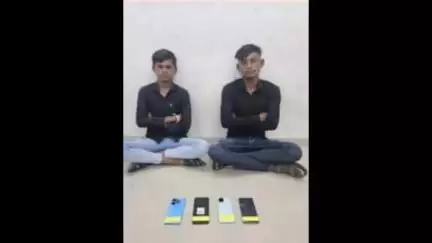 ગોંડલ માં વોરા કોટડા રોડ પરથી ચોરાઉ મોબાઈલ સાથે બે શખ્સોને જડપી લેતી એડીવીઝન પોલીસ.