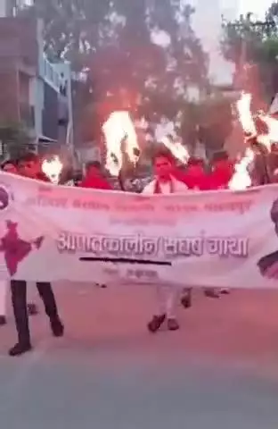 घाटमपुर: घाटमपुर के कस्बा में आपातकाल की 50वीं बरसी पर अखिल भारतीय विद्यार्थी परिषद ने किया प्रदर्शन, निकाली मशाल यात्रा
