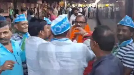 कटिहार: राष्ट्रीय लोक मोर्चा पार्टी के राष्ट्रीय महासचिव पहुंचे कटिहार, रेलवे स्टेशन पर हुआ भव्य स्वागत