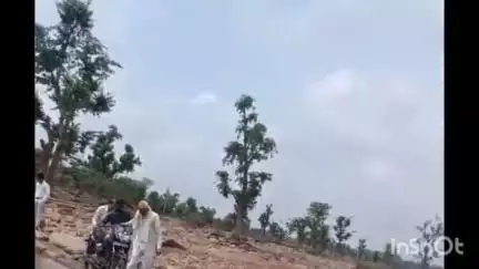 गुना: फतेहगढ़ में कोहन नदी में बाढ़ से पुल टूटा, जान जोखिम में डालकर निकल रहे लोग, वीडियो वायरल