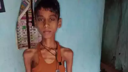 गुमला: कांग्रेस नेता ने कैंसर से पीड़ित 16 वर्षीय छात्र के इलाज में मदद का दिया आश्वासन