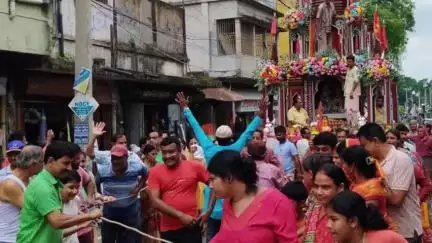 কৃষ্ণগঞ্জ: শুক্রবার রাজ্যের সাথে সাথে নদীয়ার কৃষ্ণগঞ্জেও রথযাত্রা মহোৎসবে ভক্তদের নজরকাড়া ভীড়