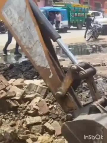 एत्मादपुर: टेढ़ी बगिया में सड़कों पर जल भराव की समस्या से निजात दिलाने के लिए NHAI और नगर निगम ने शुरू किया सफाई अभियान