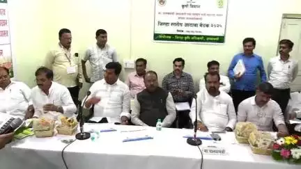 अमरावती: कृषी कार्यालयात पालकमंत्री बावनकुळे यांच्या उपस्थितीत खरीप हंगाम आढावा बैठक संपन्न; शेतकऱ्यांसाठी संवाद बैठका घेण्याचे न