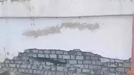ईसागढ़: महिदपुर में भ्रष्टाचार की भेंट चढ़ा शिक्षा का मंदिर, स्कूल की दीवार गिरी