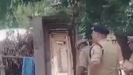 लहरपुर: ग्राम परसापुर मजरा धोन्धी में जांच करने पहुंची पुलिस के साथ हुई बदसलूकी, पुलिस ने दर्ज किया अपराध