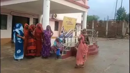 नागौद: बीरपुर गांव में सचिव व महिलाओं के बीच विवाद, सतना में CEO को आवेदन सौंपकर कार्रवाई की मांग