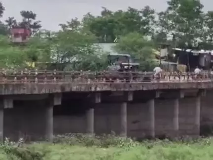 खिलचीपुर: गाड़गंगा नदी का पुल जर्जर, निकले सरिए, हादसे का डर