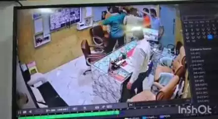 आगरा: सदर स्थित अस्पताल में एक दर्जन से अधिक लोगों ने डॉक्टर के केबिन में घुसकर की हाथापाई, सीसीटीवी फुटेज आया सामने