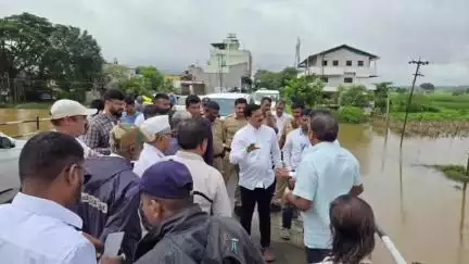 चंदगड: आमदार शिवाजीराव पाटील यांची अधिकाऱ्यांसह कोवाड पूर परिस्थितीची पाहणी.