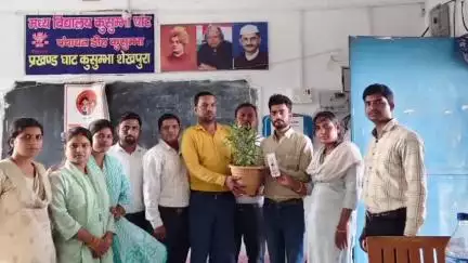 घाट कुसुंभा: घाटकुसुंभा: मध्य विद्यालय में शिक्षक कमल नयन का विदाई समारोह मनाया गया