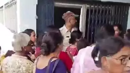 কল্যাণী: তামান্না কাণ্ডে সারা ভারত গণতান্ত্রিক মহিলা সমিতির পক্ষ থেকে মীরা ফাঁড়ি ঘেরাও, পুলিশের সঙ্গে ধস্তা ধস্তি