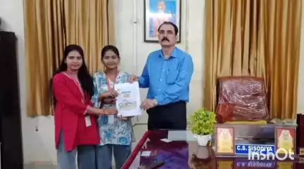 कुम्भराज: गुना जिले में समर कैंप में अच्छा काम करने पर शिक्षकों को मिला सम्मान, जिला शिक्षा अधिकारी ने किया सम्मानित