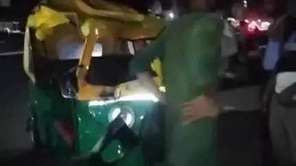 बिसवां: रेउसा में अचानक समाने आई बाइक को बचाने के प्रयास में ई-रिक्शा बिजली के खंभे से टकराया, 3 घायल