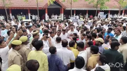 मछलीशहर: सतहरिया में प्राथमिक विद्यालयों के मर्जर आदेश के खिलाफ शिक्षक नेताओं ने सीएम को भेजा पत्र