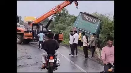 જસદણ: જસદણ વિછીયા હાઈવે પર પ્રાઇવેટ બસ ખાડામાં ઉતરી જતા સર્જાયો અકસ્માત.. કોઈ પણ પ્રકારની જાનહાનિ નહી