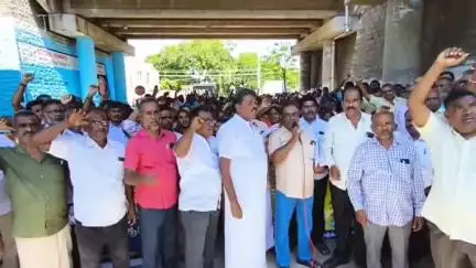 திண்டுக்கல் மேற்கு: எட்டு அம்ச கோரிக்கைகளை வழியுறுத்தி ஆயிரத்திற்கும் மேற்பட்ட ரேஷன் கடை ஊழியர்கள் மாவட்ட ஆட்சியர் அலுவலகம் முன்பு கண்டன ஆர்ப்பாட்டம்