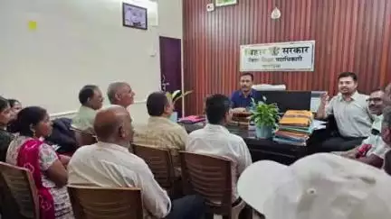 खगड़िया: खगड़िया में कस्तूरबा गांधी आवासीय विद्यालय के वार्डन और संचालक के साथ जिला शिक्षा पदाधिकारी ने कार्यालय कक्ष में की बैठक