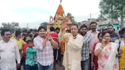 আউশগ্রাম ২: রথযাত্রা ঘিরে সম্প্রীতির ছবি আউশগ্রামের বৈকন্ঠপুরে, হিন্দুদের সঙ্গে কাঁধে কাঁধ মিলিয়ে রথ রশিতে টান দিলেন ব্লক সভাপতি
