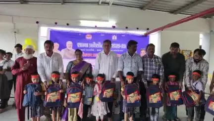 વડોદરા પૂર્વ: સરદાર વલ્લભ ભાઈ પ્રા. શાળા તથા ડો. બાબા સાહેબ આંબેડકર પ્રા. શાળા ખાતે બાળકો ને આવકારવામાં આવ્યા