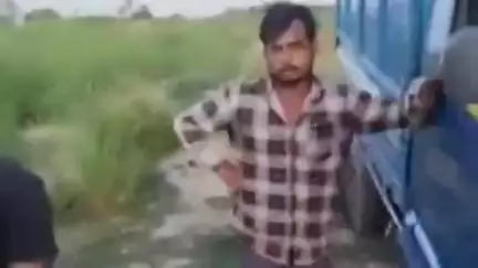 गोला: गगहा इलाके के बडैला गाँव में गाय को पिकप में लादते दिखे दो युवक, वीडियो वायरल, प्रधान ने कहा- विरोधियों ने बनाया फर्जी