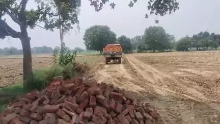 औरैया जनपद के अजीतमल तहसील क्षेत्र अंतर्गत ग्राम अमावता से ग्राम तुमरिहा  संपर्क मार्ग पर घटिया खंजडा निर्माण कार्यआरोप