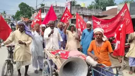 छातापुर: छातापुर में भाकपा ने 13 सूत्री मांगों को लेकर किया प्रदर्शन