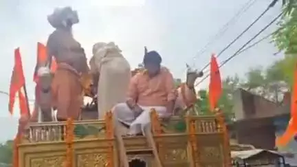 गोला: बड़हलगंज में भगवान जगन्नाथ की रथ यात्रा निकली, सोती चौराहे पर दो रथों का हुआ मिलन, श्रद्धालुओं ने की आरती