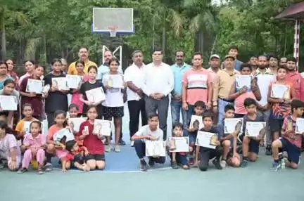 बनारस रेल इंजन कारखाना मे संस्थान,बरेका द्वारा आयोजित ग्रीष्मकालीन बास्केटबॉल  बाल शिविर का हुआ भव्य समापन!
सभी उत्कृष्ट खिलाड़ियों को प्रमाण पत्र एवं उपहार देकर किया गया सम्मानित 
#railminindia