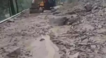 नंदप्रयाग: नंदप्रयाग के समीप सड़क पर मलबा आने से अवरुद्ध, मलबा हटाने का कार्य जारी
